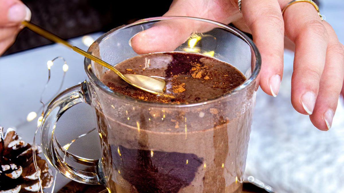 chocolat chaud maison avec 3 boules de glace à l'açai