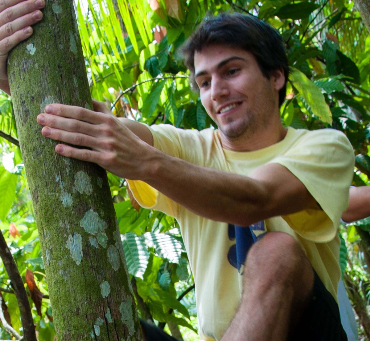 <p><strong>A Descoberta e os Primórdios</strong></p><p>Damien descobre o açaí no Brasil e escreve sua tese sobre a cadeia de abastecimento dessa maravilhosa baga. Com base em suas descobertas e em sua paixão, ele funda a Nossa! para compartilhar esse tesouro brasileiro com o mundo.</p>