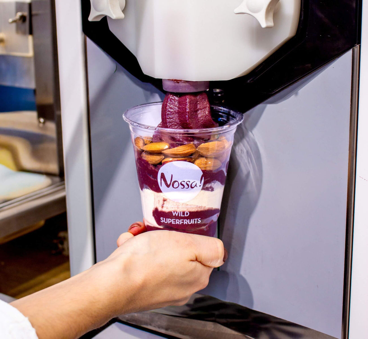 <p><strong>Alcançando Novos Patamares</strong></p><p>Nossa! ultrapassa a marca de um milhão de euros em faturamento, e lançamos nossa mistura para máquinas de açaí bowls. Essa iniciativa permite um preparo mais rápido e eficiente para nossos parceiros do setor de alimentação.</p>